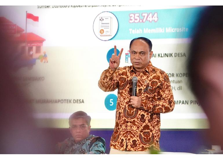 Menteri Koperasi, Budi Arie Setiadi didampingi Deputi Pengembangan Usaha Koperasi